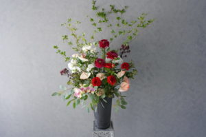 開店祝い・開院祝いに 大きなフラワーアレンジをお届けしました。室内・室外どちらにも飾ることができます。 贈られるお店の雰囲気にあったお花をお届けいたします　胡蝶蘭・観葉植物のお届けも可能です