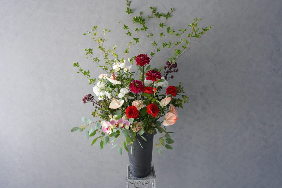 開店祝い・開院祝いに 大きなフラワーアレンジをお届けしました。室内・室外どちらにも飾ることができます。 贈られるお店の雰囲気にあったお花をお届けいたします　胡蝶蘭・観葉植物のお届けも可能です