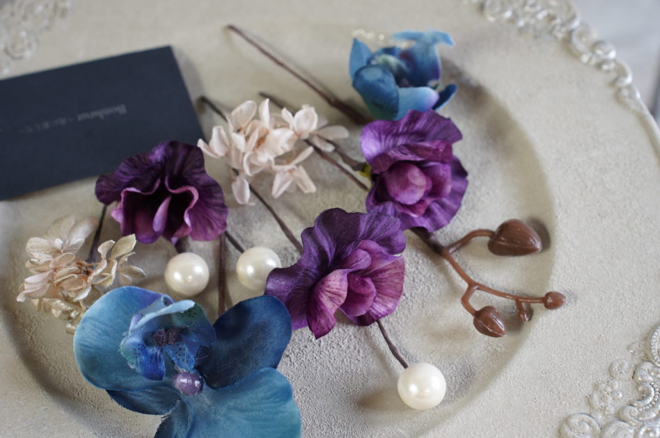 福岡花屋ボヌールは、城南市民センター、福大の近くにあることから、発表会、離任式、退職、開院祝い、就任祝い卒業式などのご予約を多くいただきます。
住所は城南区ではありますが、ボヌールは中央区、早良区まで5分ほどの場所にあります。
写真はドライフラワー・プリザーブドフラワーですが、生花、アーティフィシャルフラワーの制作も可能です。一年中制作可能です