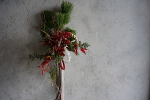 福岡花屋ボヌールは、城南市民センター、福大の近くにあることから、発表会、離任式、退職、開院祝い、就任祝い卒業式などのご予約を多くいただきます。 住所は城南区ではありますが、ボヌールは中央区、早良区まで5分ほどの場所にあります。 少人数制のフラワーアレンジ教室を行っています。 最大4名様までのフラワーレッスン テキスト付から定期レッスン・スポットレッスンなど行っています