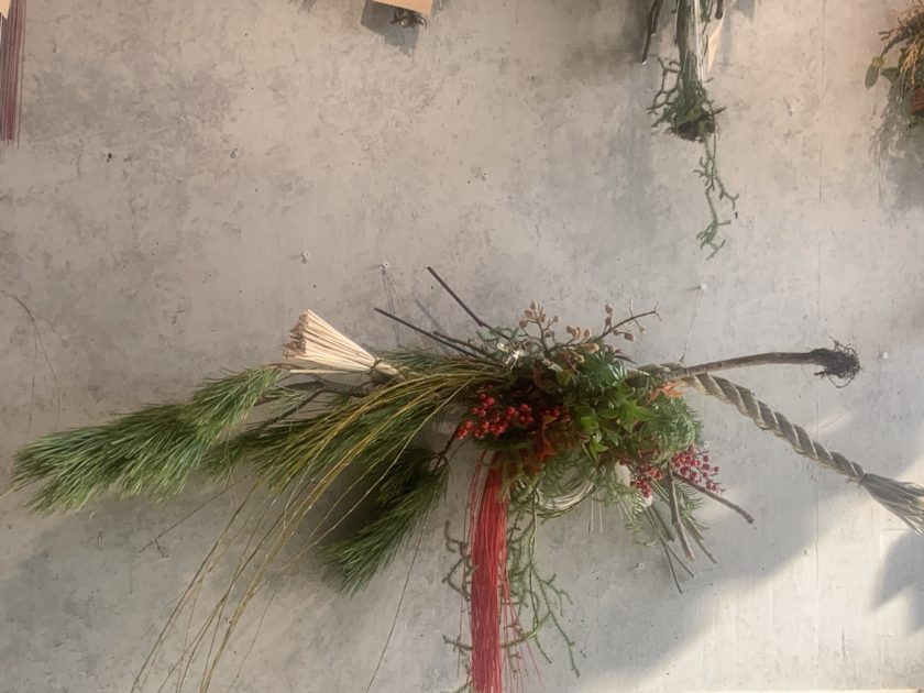 遠方からご依頼いただいた、店舗用の店舗のお正月ディスプレイしめ縄です お客さまの店舗の飾りたい場所の写真をいただいて、 飾りたい場所の縦横の寸法をお聞きします。 デザインはお任せでのご依頼でしたが、 とても気に入っていただき安心いたしました 毎年人気の根付き松を使用したしめ縄となります 根っこが付いている松で制作しているしめ縄は、素敵な意味があります ・地域に根付きますように ・幸せが根付きますように その地に根を張り、しっかりと成長していく様子を表し、 家や事業の安定、発展を願う意味が込められています。 成長や安定を願う象微とされています。 お歳暮にも人気のしめ縄ご予約お待ちしています