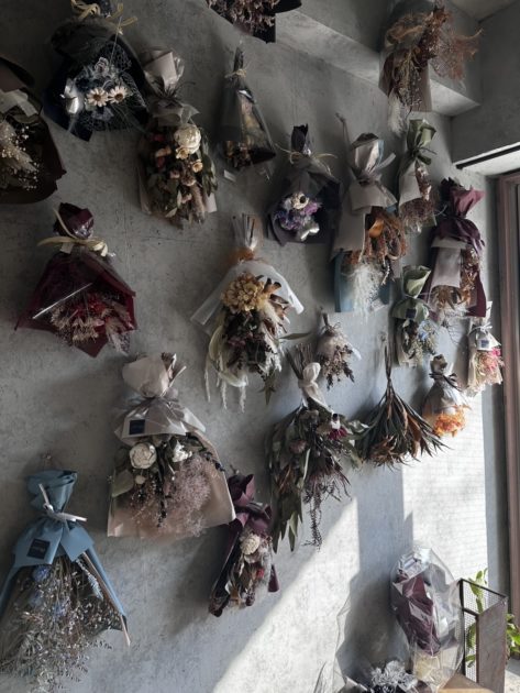 福岡花屋ボヌールは城南市民センター、福大・中村大学そばにあります。 中央区・早良区に隣接していてそれぞれ5分ほどの場所にあります ドライフラワー・プリザーブドフラワーの花束　開店祝い・誕生日・新築祝いなど様々な場面で人気です