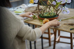 フラワースクールはお花が好きという人が条件で、講師になるから通うというわけではありません。資格取得コースから趣味のコースまで幅広く通ってくださってます　