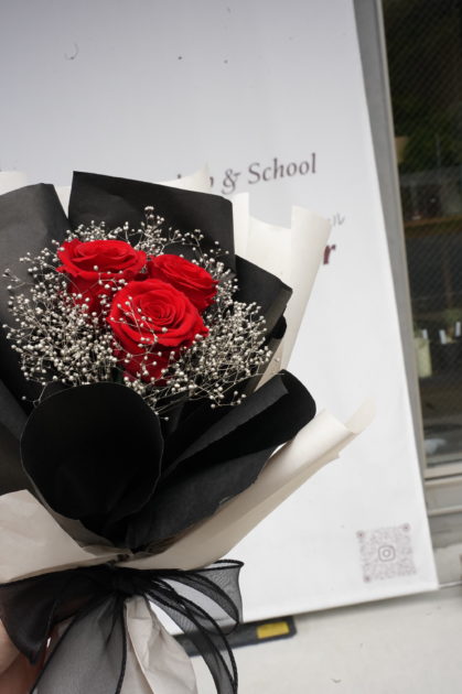 赤薔薇プリザーブドフラワーの花束　かすみそうと赤薔薇の花束　かっこいい花束　発送可能　オンラインショップ