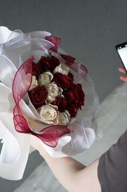 誕生日・プロポーズの花束　可愛い人気の花束　フリフリの花束　ラッピングも可愛い　ラッピングもお洒落な赤と白の花束　郵送可能　オンラインショップからお買い求めいただけます