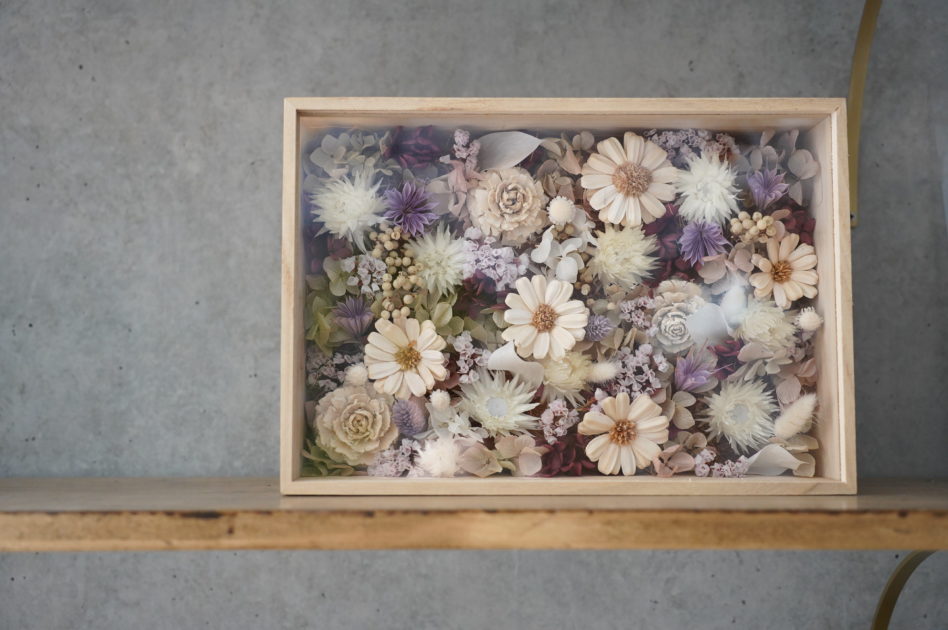 古希の御祝プリザーブドフラワー　長期間楽しんでいただけて、手がかからない　施設に入居されている方にも安心の木材とアクリルになります。発送も可能です福岡花屋ボヌール　古希のプリザーブドフラワーフレームアレンジ