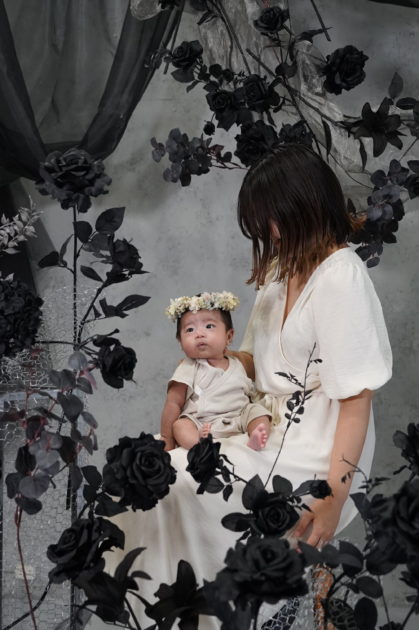 福岡市セルフフォトスタジオ　　お花屋さんのセルフフォトスタジオは期間限定の装飾となり1か月半ごとに変わります。 写真はボヌールのプリザーブドフラワーの花冠と一緒に記念撮影