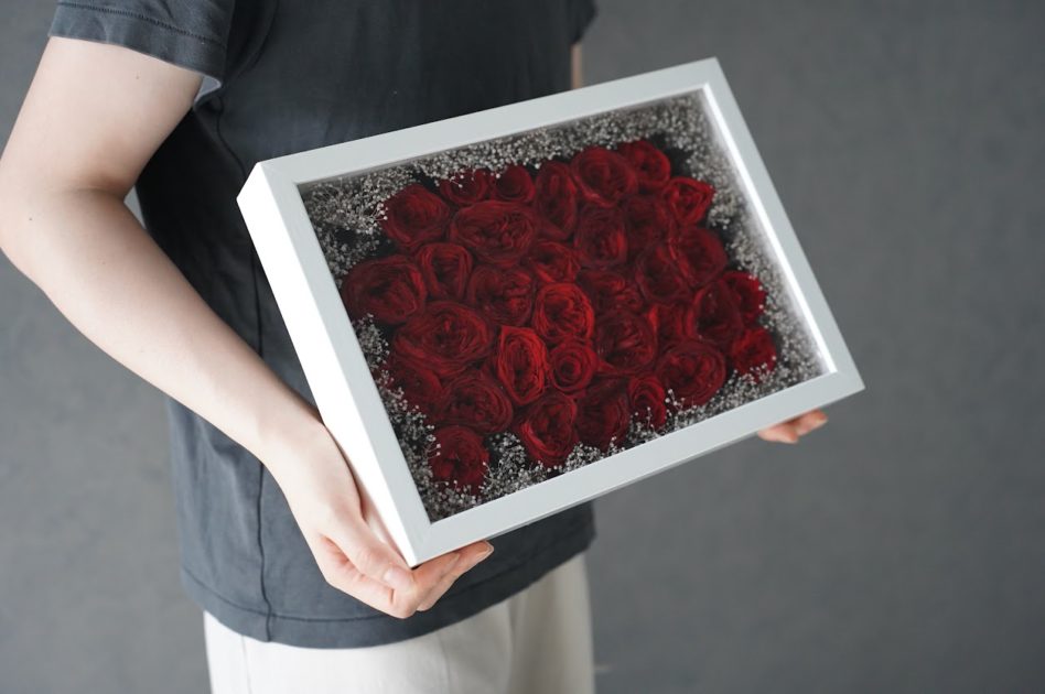 プロポーズの花束をプリザーブドフラワーで制作しました
そのままでは、長期期間残せないため、花束が長持ちするように、
フレームアレンジのデザインに変更いたします。ボヌールでプロポーズの花束と花束の加工をセットでご依頼の場合、セルフフォトでの撮影可能です