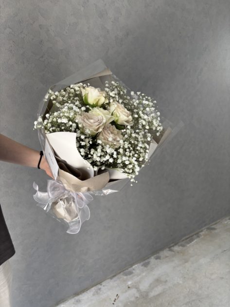 福岡花屋　白薔薇とかすみそうの花束　上品な花束　可愛い花束　人気の花束　結婚記念日　誕生日　結婚祝い゜
