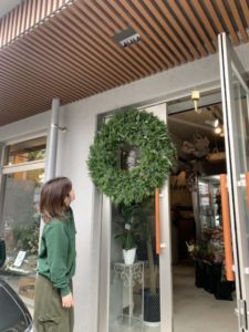 福岡花屋ボヌールでは様々なデザインのリースを制作しています。もちろんオーダー可能です　生花・ドライ・造花アーティフィシャルフラワーなど 郵送可能 店舗ディスプレイやご自宅用にお勧めです。 インパクトのあるリースを飾りませんか?