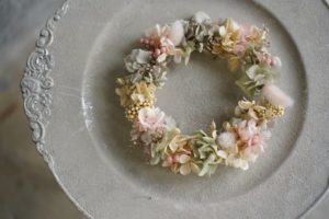 福岡市城南区地下鉄七隈駅前の花屋ボヌールです リースに素敵な意味があります。ヨーロッパでは、出産後無事に生まれたことを知らせる意味、家と👶を守る意味「永遠に幸せでありますように」の意味があります。 マタニティセルフフォトから出産後、ずっと赤ちゃんと一緒に撮影できるようにサイズも合わせて制作しています　出産祝いにもお勧めです。