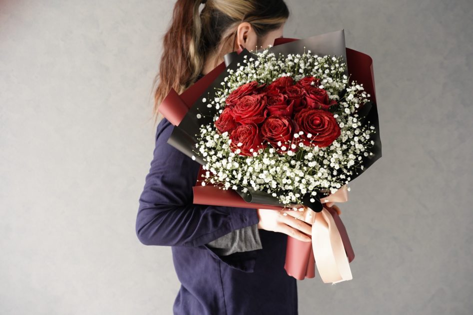 福岡花屋プロポーズの花束　赤薔薇とカスミソウの花束　ホテルへの郵送可能です 赤薔薇グリッターローズ花束　花束の加工・リメイク・残したい方・アフターブーケ