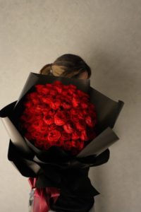 福岡花屋ボヌールには毎月沢山のプロポーズのご依頼をいただきます。赤薔薇プリザーブドフラワーの花束は、プロポーズの後も残せるように一度お預かりしてリメイクします。