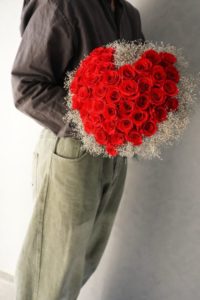 福岡プロポーズの花束 カスミソウと赤薔薇の花束はハートの他にないデザインも制作可能です　全国発送いたします。　