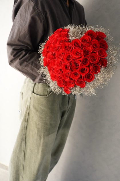 福岡プロポーズの花束 カスミソウと赤薔薇の花束はハートの他にないデザインも制作可能です　全国発送いたします。　