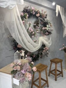 福岡　セルフフォトスタジオ　期間限定デザインで2か月ごとにデザインが変わります。 マタニティセルフフォト 婚約セルフフォト 入籍フォトなどなど お花屋さんのフォトstudioだから、サプライズでてお花のご用意が可能です。