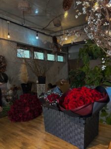 プロポーズの花束 写真は生花の赤薔薇のプロポーズの花束で本数は花言葉で選ばれる方が多くです。 赤薔薇のプリザーブドフラワーの花束も人気です　いずれもボヌールでは加工とセットプランが一番人気です